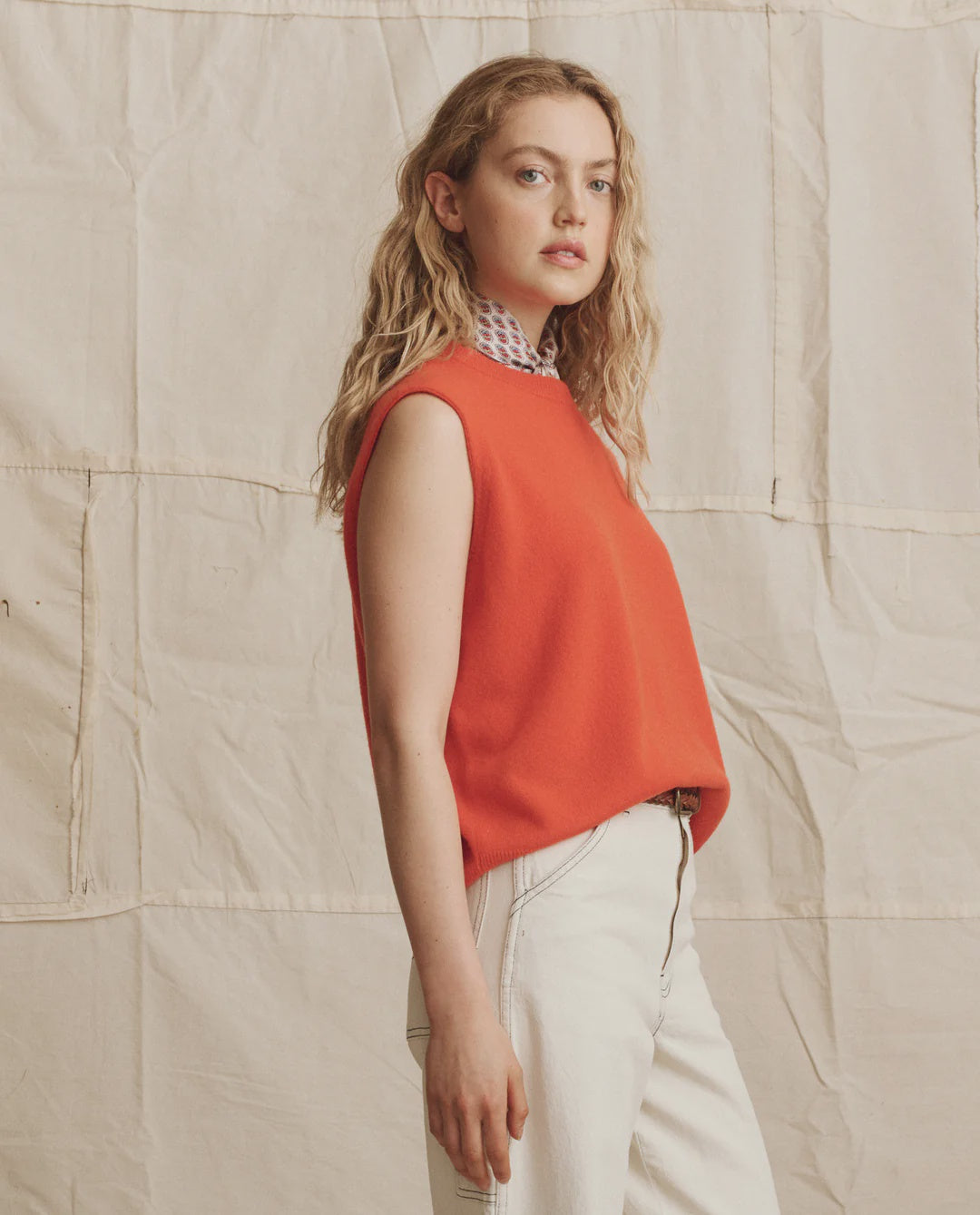 THE-GREAT-LOOK-121-THE-CASHMERE-PULLOVER-VEST-HOT-ORANGE-THE-MILL-JEAN-NATURAL-W-NAVY-STICHING-3044